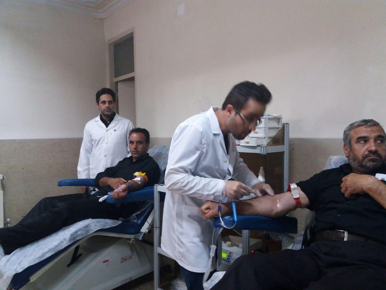 خونگیری پایگاه انتقال خون خوی از عزاداران حسینی به روایت از تصویر