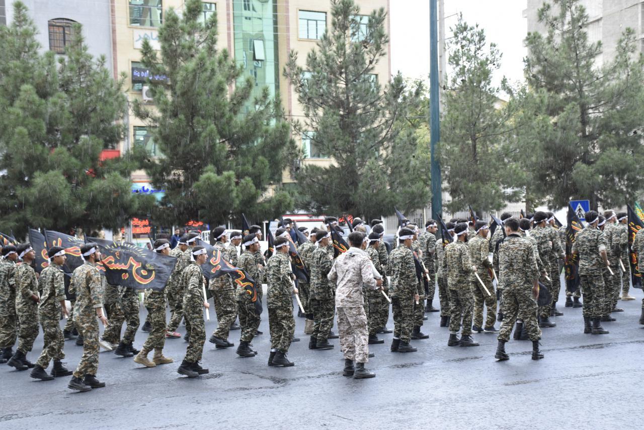 آغاز مراسمات هفته دفاع مقدس با رژه نیروهای مسلح در آذربایجان‌غربی