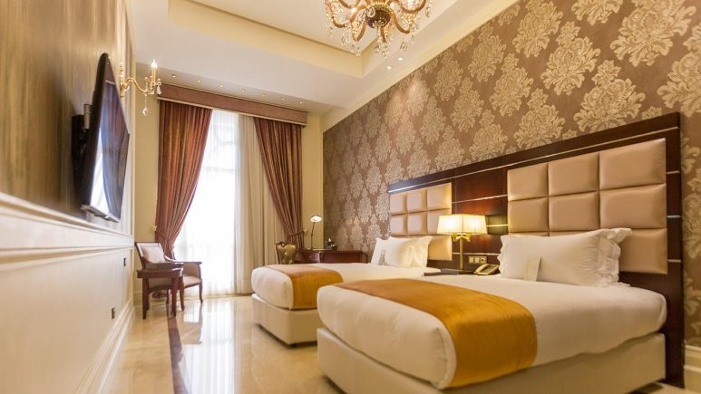  اتاق دو تخته تویین هتل اسپیناس پالاس تهران با تم طلایی