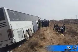 ۱۹ مصدوم در حادثه انحراف اتوبوس در محور مهریز به انار